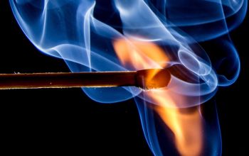 Brennendes Streichholz