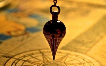 Pendel über einer Karte