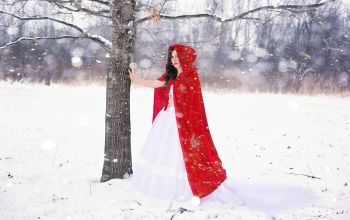 Frau in rotem Mantel