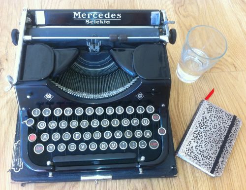 Write and publish features, essays or reviews online