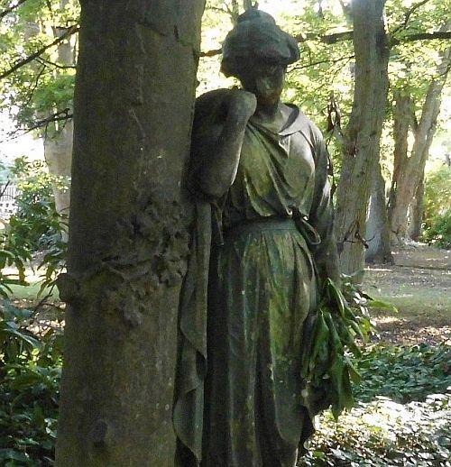 Die einsame Dame auf dem alten Friedhof