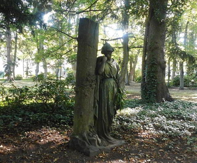 Der schlafende Friedhof und die einsame Dame