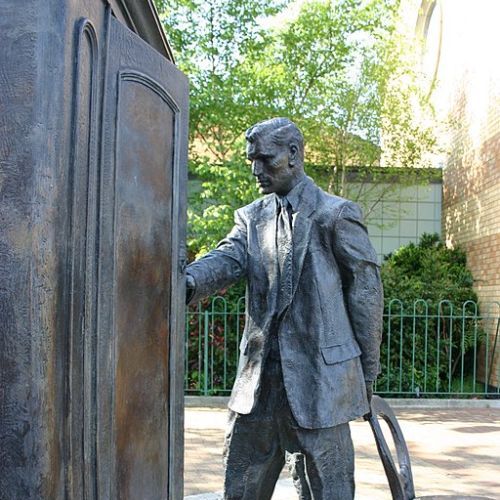 Statue von C. S. Lewis, Belfast