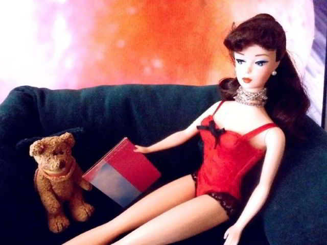 Barbie auf Couch