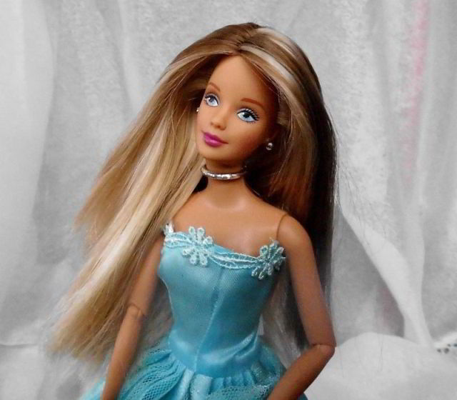 Barbie-Modelpuppe im blauen Kleid