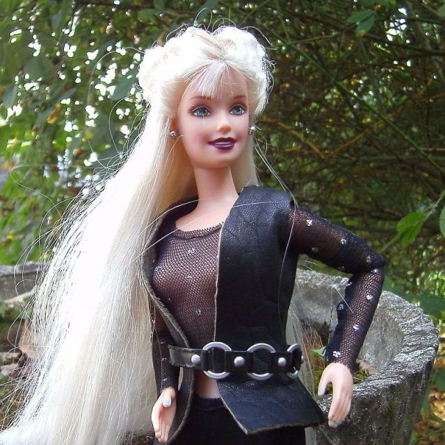 Barbie Cinnamon mit Lederjacke