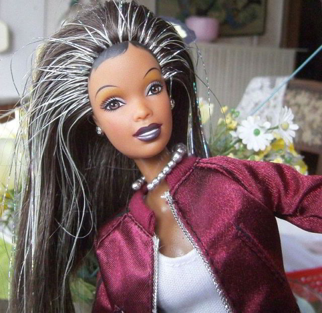 Barbie Marla posiert