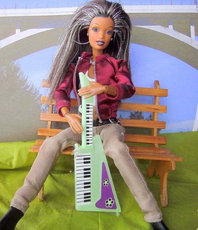 Barbie Marla spielt Gitarre