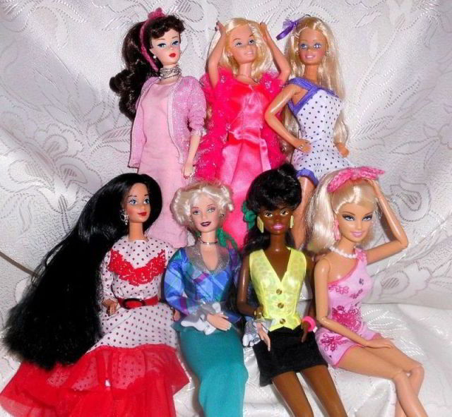 Gruppenbild mit Barbie-Puppen