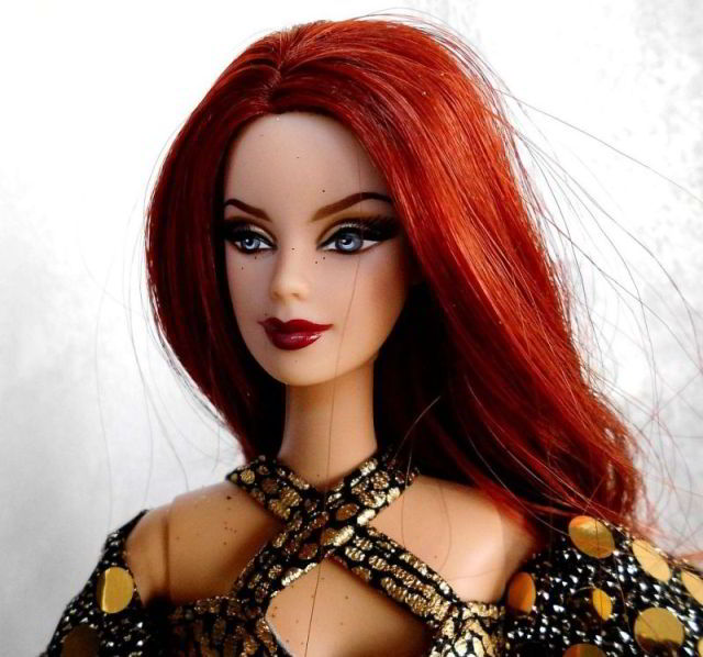 Barbie mit rotem Haar