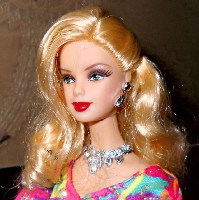 Blonde Barbie mit Schmuck